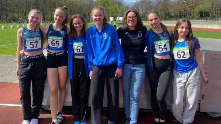 Lena Ciechanowski, Sophie Kurowski, Lara Savu, Emilia Marquart, Ulrike Wölm, Linn Fischer, Charleen Müller. (v.l./Copyright: TSV Bayer Dormagen)