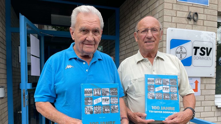 Zwei TSV Handballlegenden und Ehrenmitglieder haben ihre Chronik schon erhalten. (v.li. Fritz Rottländer und Walter Meier, beide seit über 70 Jahren im Verein)