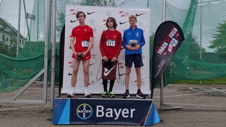 MIchel Schulz (r.) bei der Siegerehrung. (Copyright: TSV Bayer Dormagen)