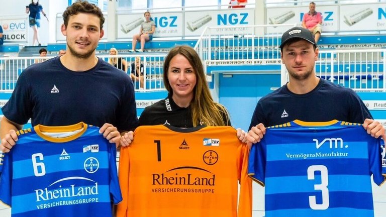 Alex Senden, Jil Falkenstein und Joshua Reuland präsentieren das neue Trikot