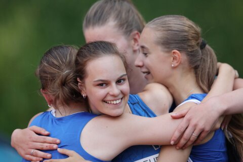 Die 4x100m-Staffel der U16 mit Lara Savu (M.) jubelt über den Sieg. (Copyright: Dirk Gantenberg)