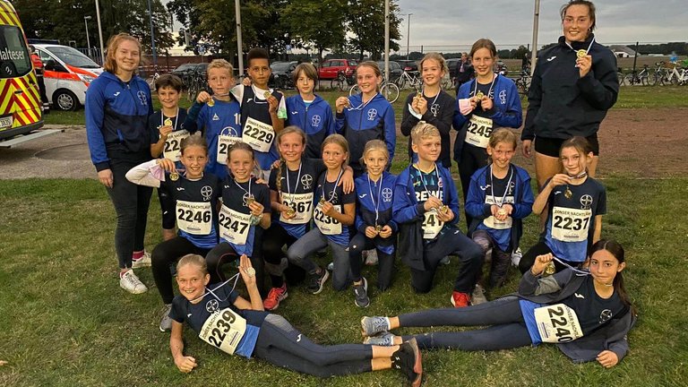 Die Dormagener Kinder mit ihren Trainerinnen in Zons. (Copyright: TSV Bayer Dormagen)